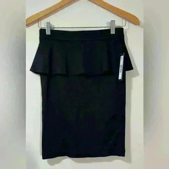 Host Pick 🤩 NWT Alice and Olivia skirt - Picture 3 of 7